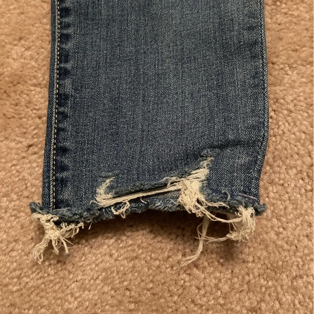 Universal Thread Distressed Jeans - Picture 6 of 9